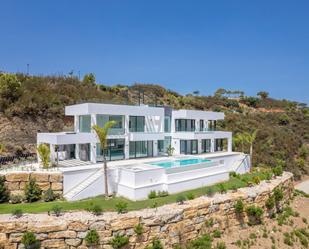 Vista exterior de Casa o xalet en venda en Benahavís amb Aire condicionat, Jardí privat i Terrassa