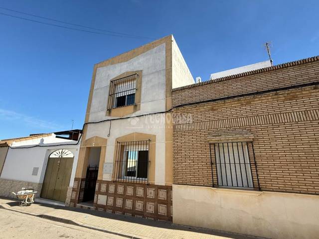 Casa adosada en Venta en C. la Amistad en La Lantejuela