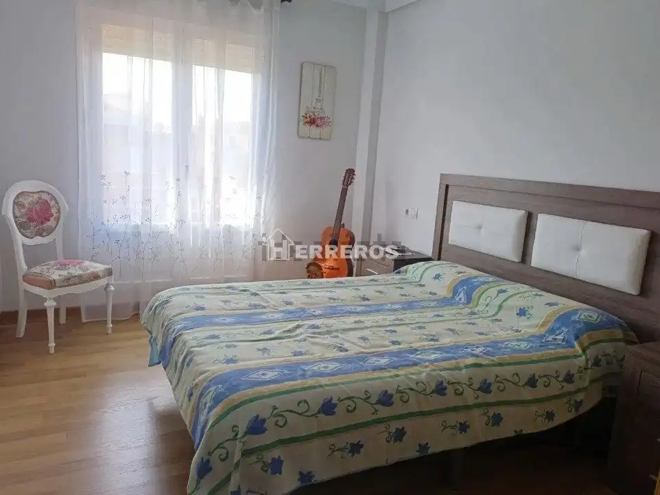 Dormitori de Casa adosada en venda en Alesanco amb Calefacció, Parquet i Terrassa