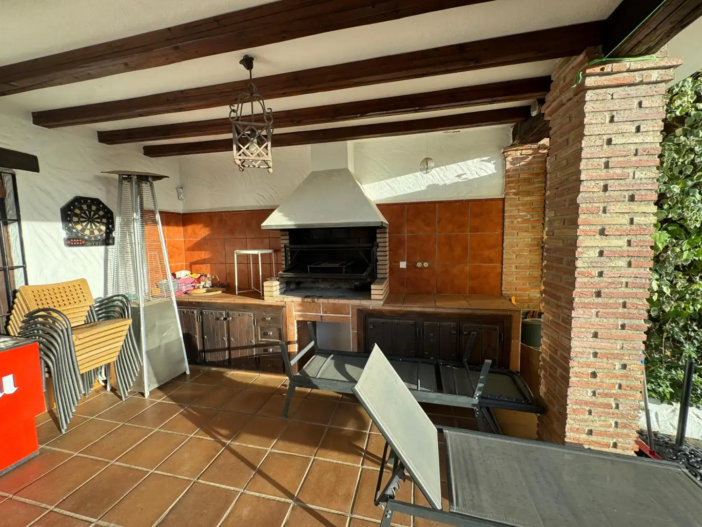 Cuina de Casa o xalet en venda en Marbella amb Jardí privat, Terrassa i Piscina