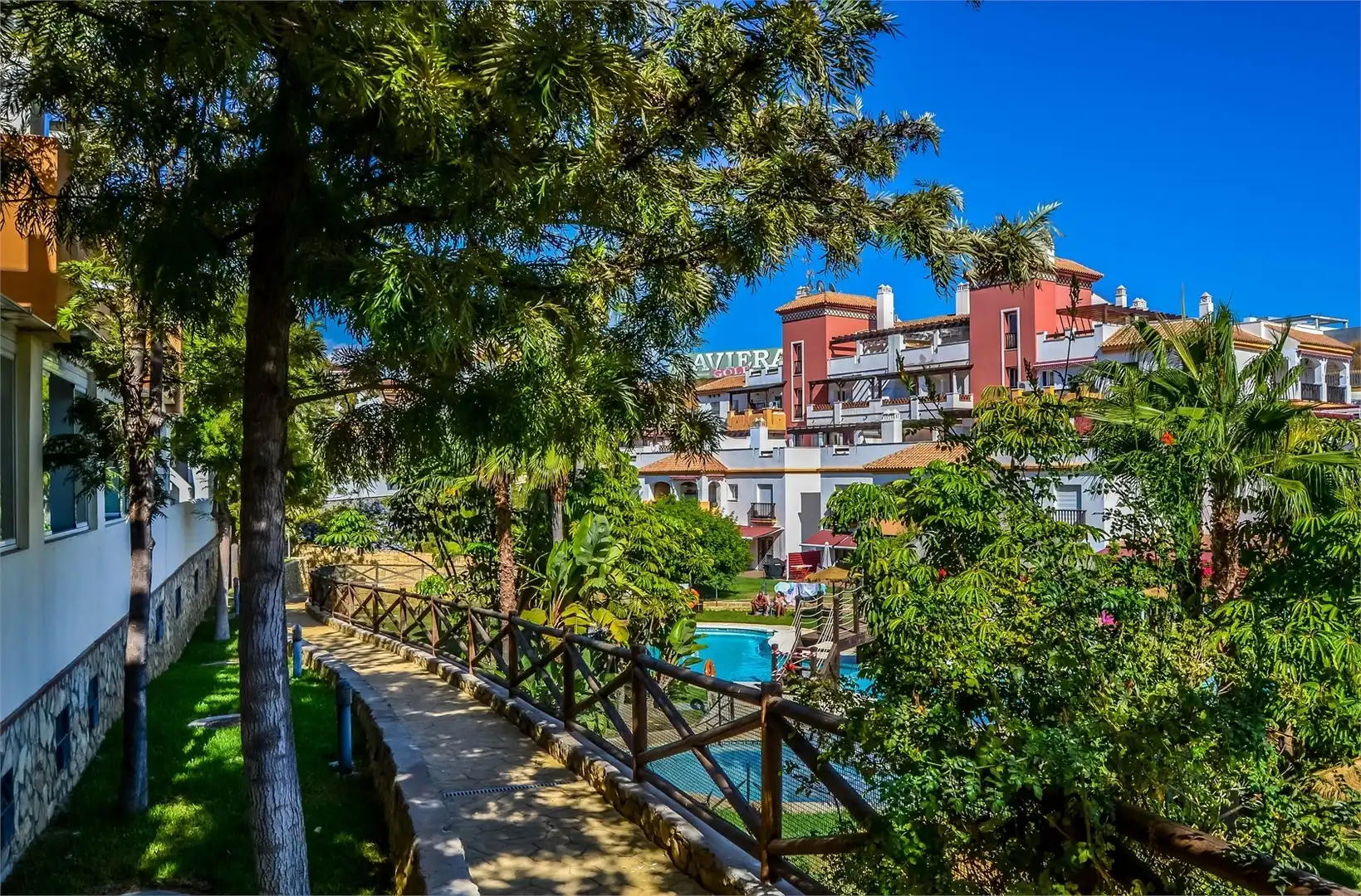 Vista exterior de Planta baja en venta en Vélez-Málaga con Aire acondicionado, Terraza y Piscina comunitaria