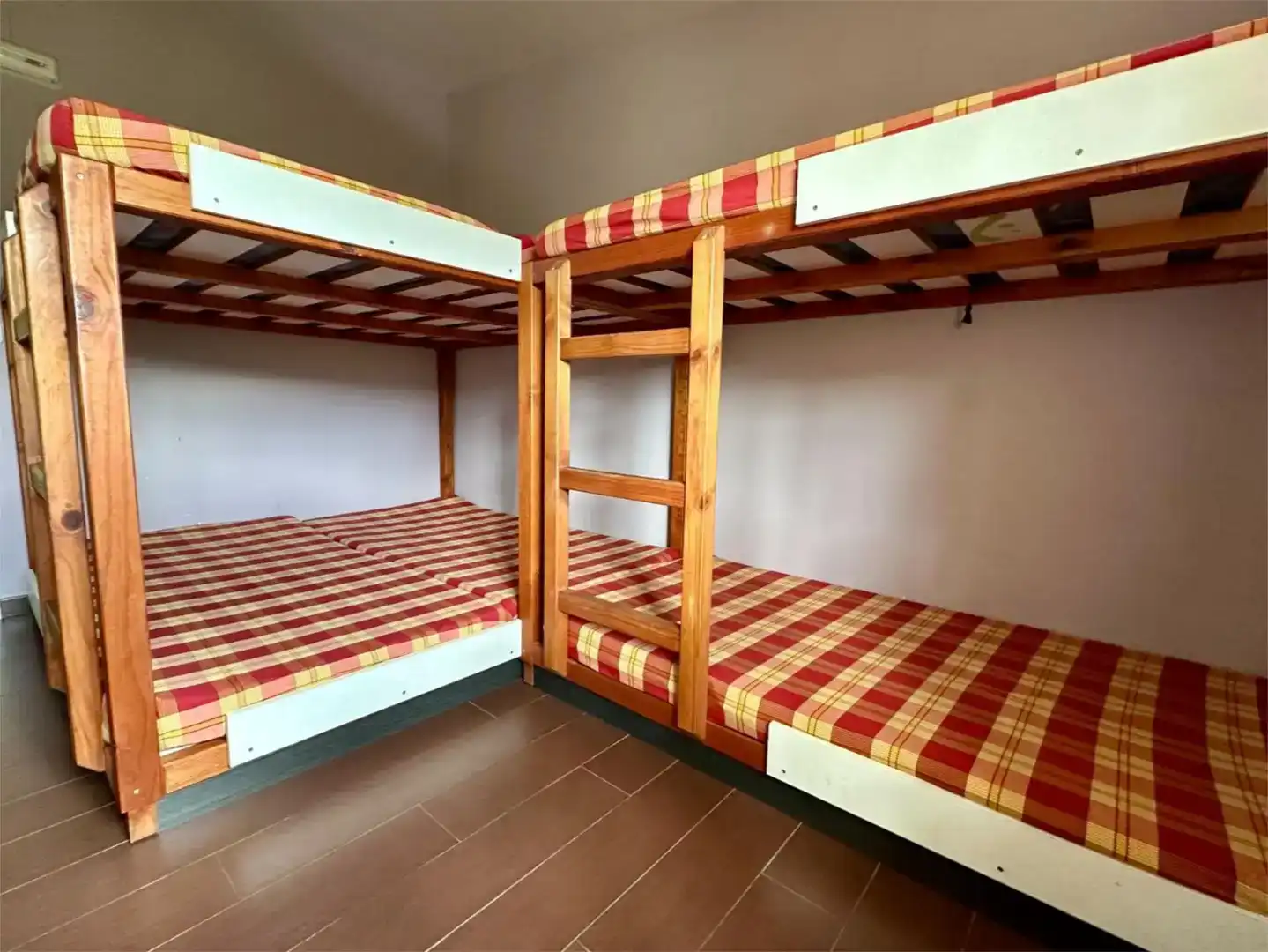 Dormitori de Local en venda en Montanejos amb Parquet i Moblat