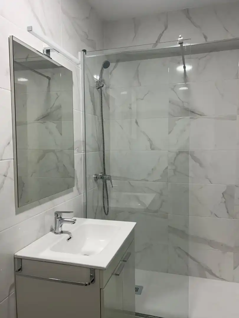 Baño de Piso en venta en Mislata con Horno, Lavadora y Balcón