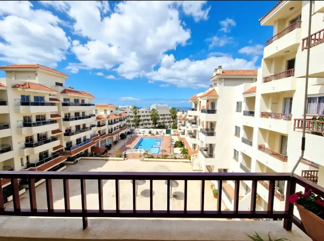 Vista exterior de Piso en venta en Arona con Terraza, Amueblado y Balcón