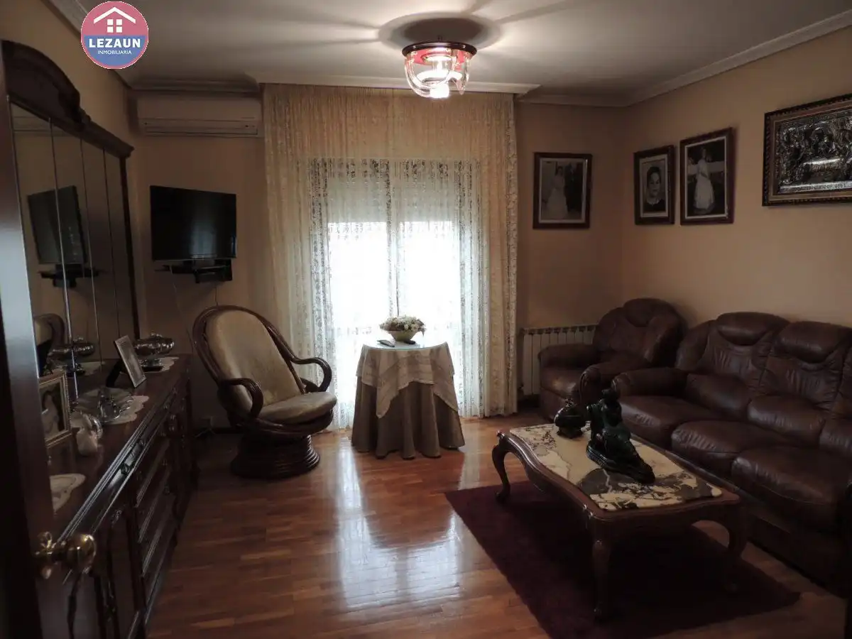 Living room of Flat for sale in Funes  with Air Conditioner, Heating and Parquet flooring