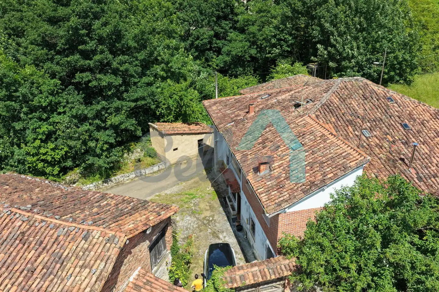 Außenansicht von Einfamilien-Reihenhaus zum Verkauf in Onís mit Heizung, Abstellraum und Balkon