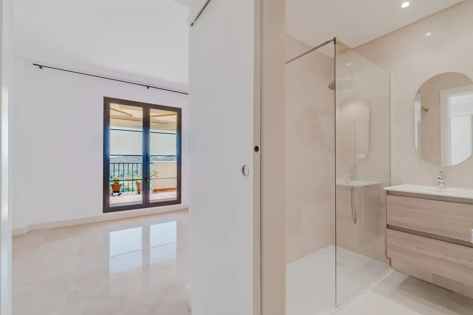 Bathroom of Flat for sale in Benahavís  with Air Conditioner, Terrace and Alarm