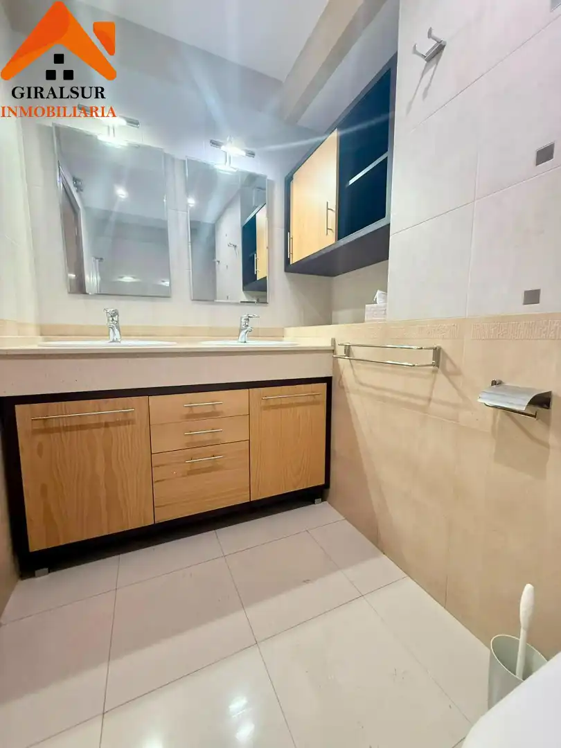 Bathroom of Flat for sale in Sevilla  with Air Conditioner