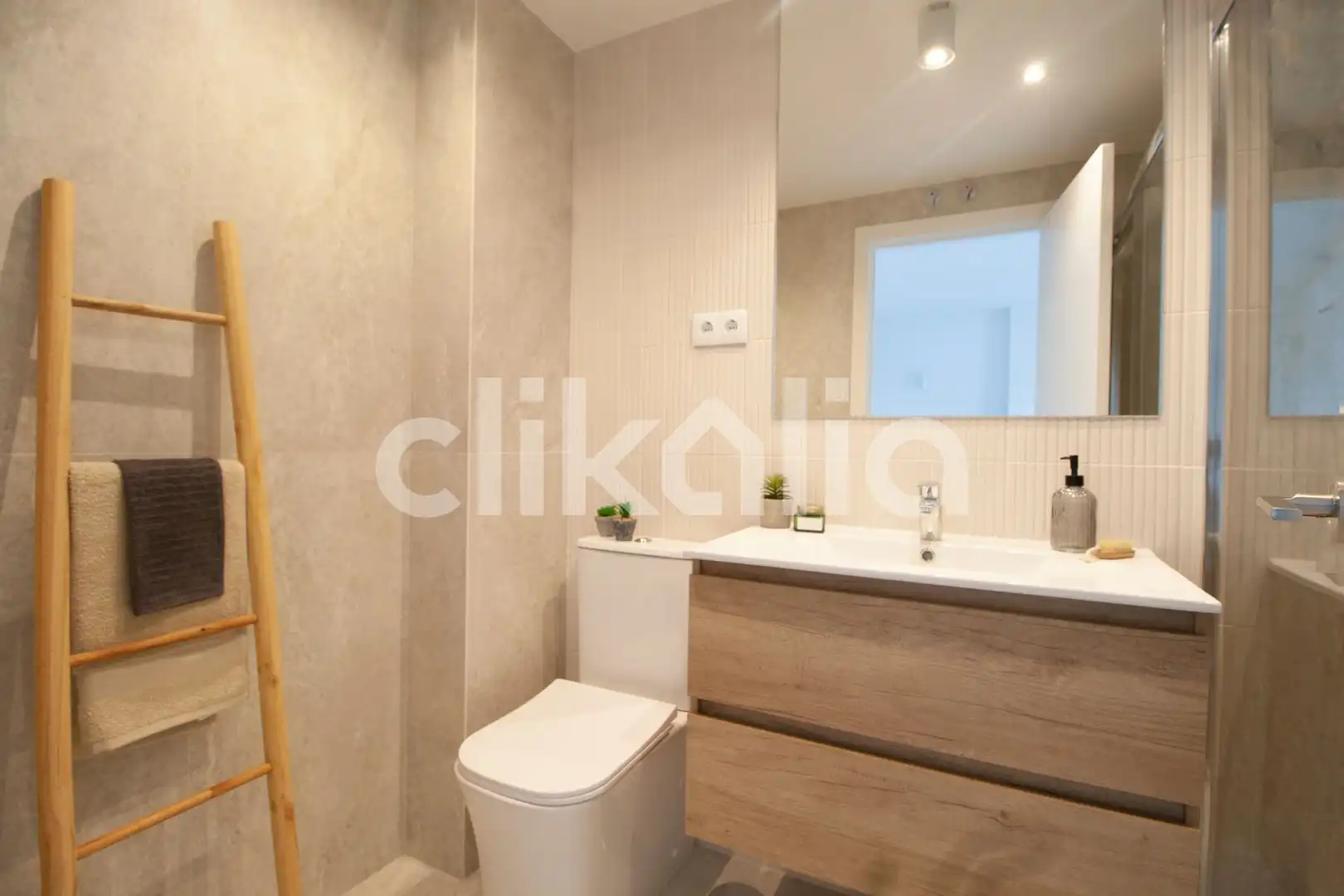 Bathroom of Flat for sale in Marbella  with Air Conditioner, Private garden and Terrace