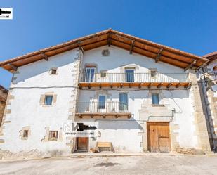 Vista exterior de Casa adosada en venda en Anue amb Jardí privat, Piscina i Jacuzzi