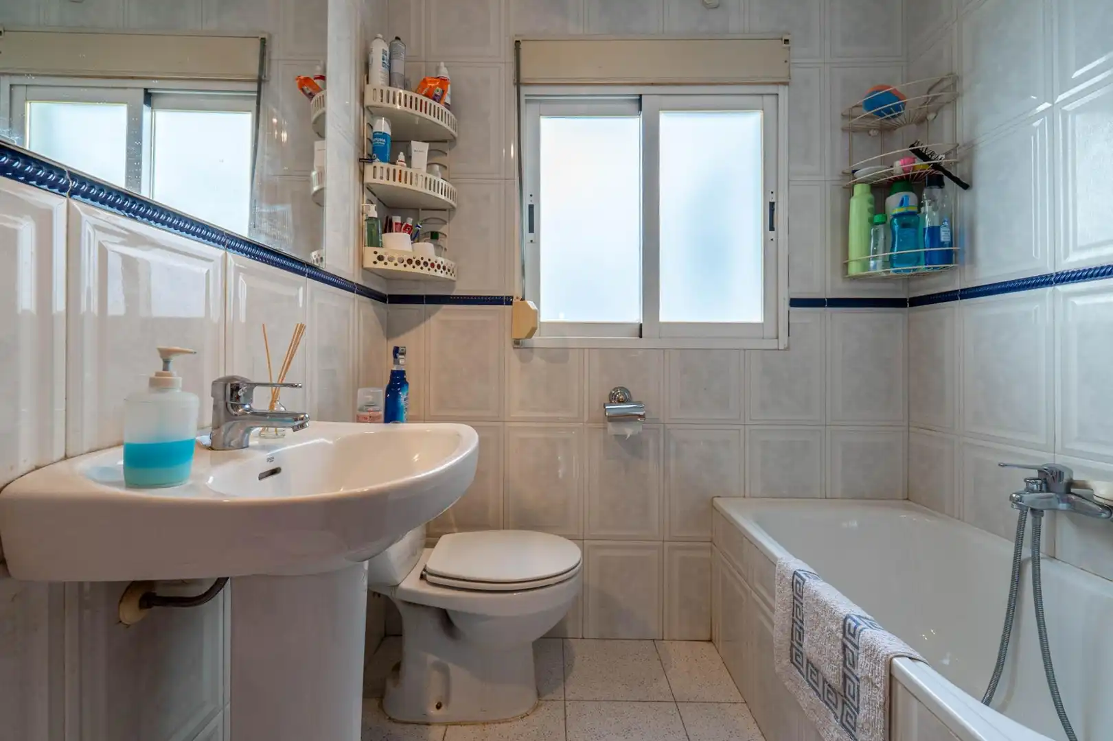 Badezimmer von Dachboden zum Verkauf in Granada mit Klimaanlage