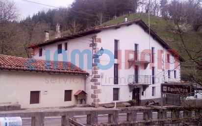 Vista exterior de Casa o xalet en venda en Zegama amb Calefacció, Jardí privat i Traster