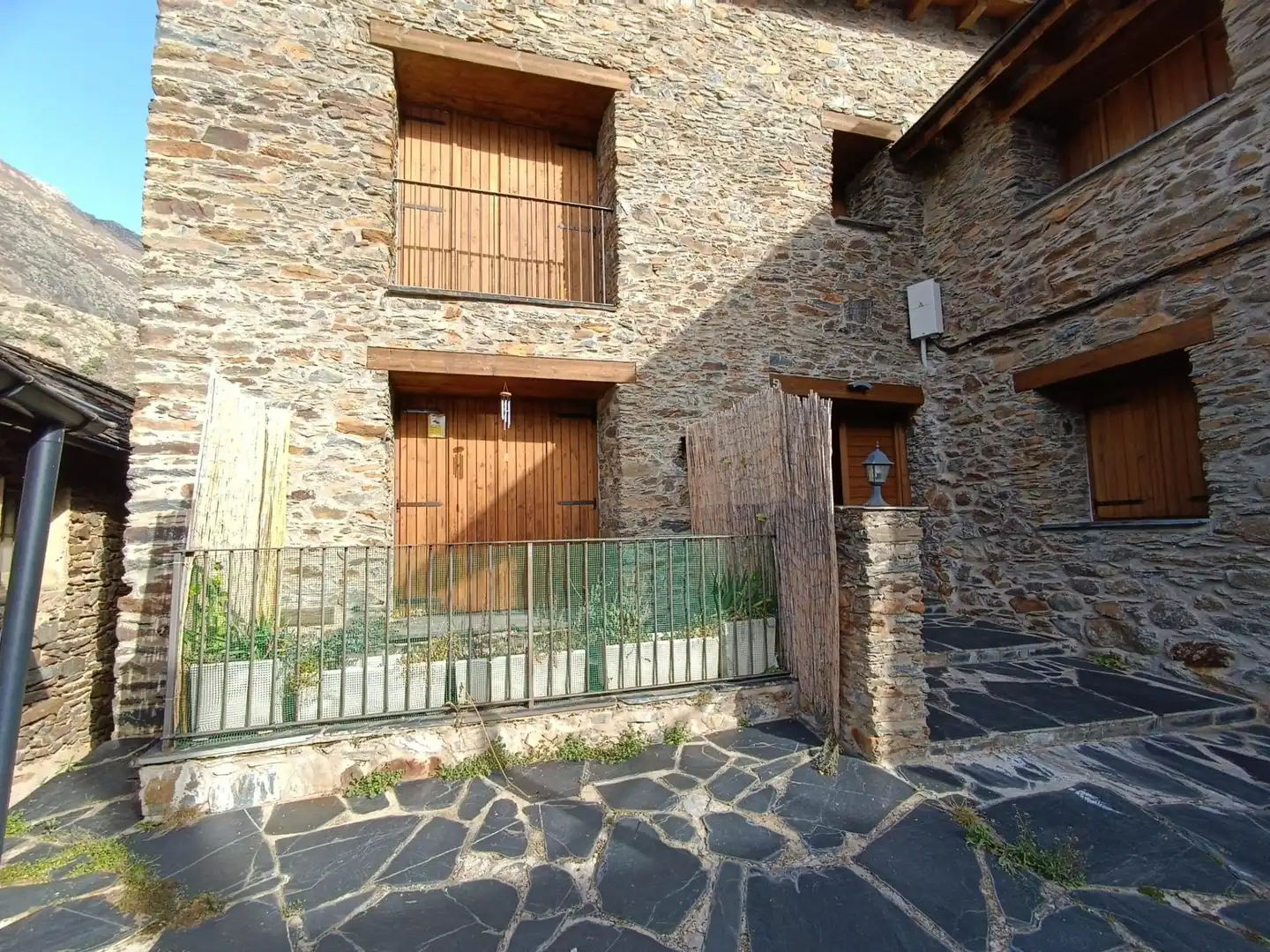 Vista exterior de Pis en venda en Lladorre amb Calefacció i Moblat