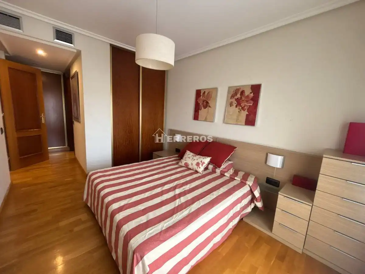 Bedroom of Flat for sale in  Logroño  with Heating, Parquet flooring and Terrace