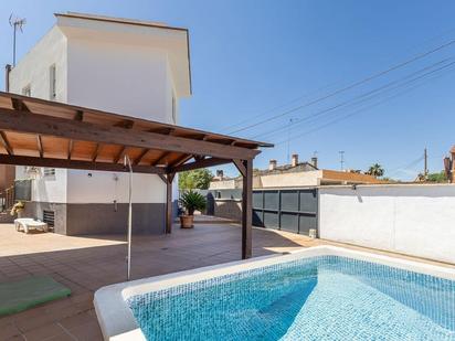 Piscina de Casa adosada en venda en  Granada Capital amb Aire condicionat, Calefacció i Jardí privat