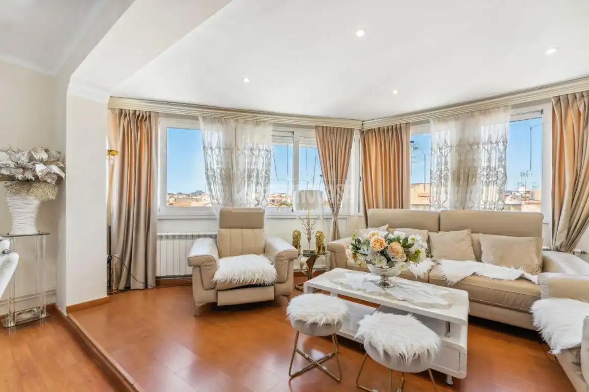 Sala de estar de Piso en venta en Cornellà de Llobregat con Aire acondicionado, Calefacción y Terraza