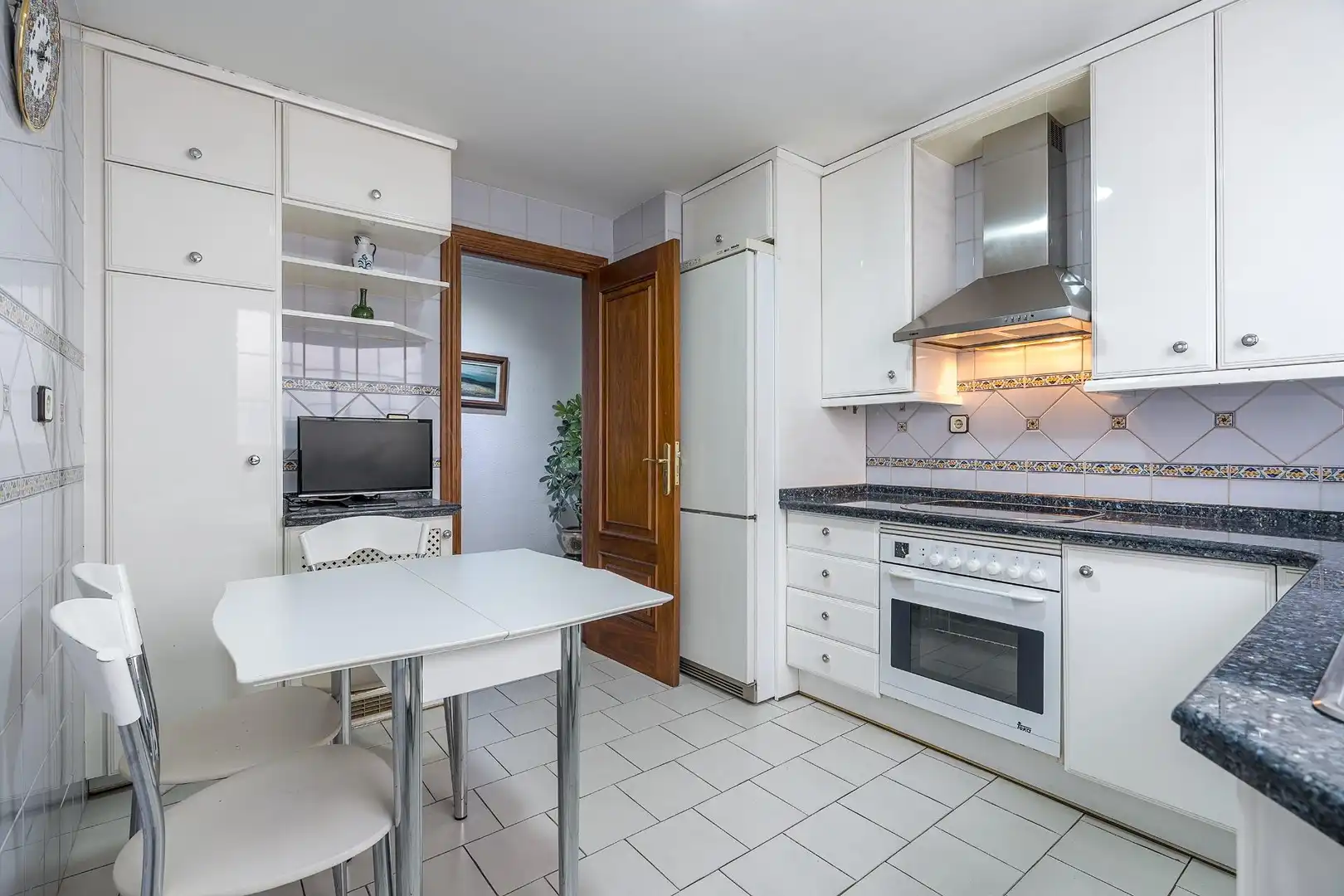 Küche von Wohnung zum Verkauf in Granada mit Klimaanlage und Heizung
