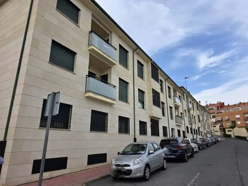 Vista exterior de Pis en venda en Plasencia amb Aire condicionat, Calefacció i Jardí privat