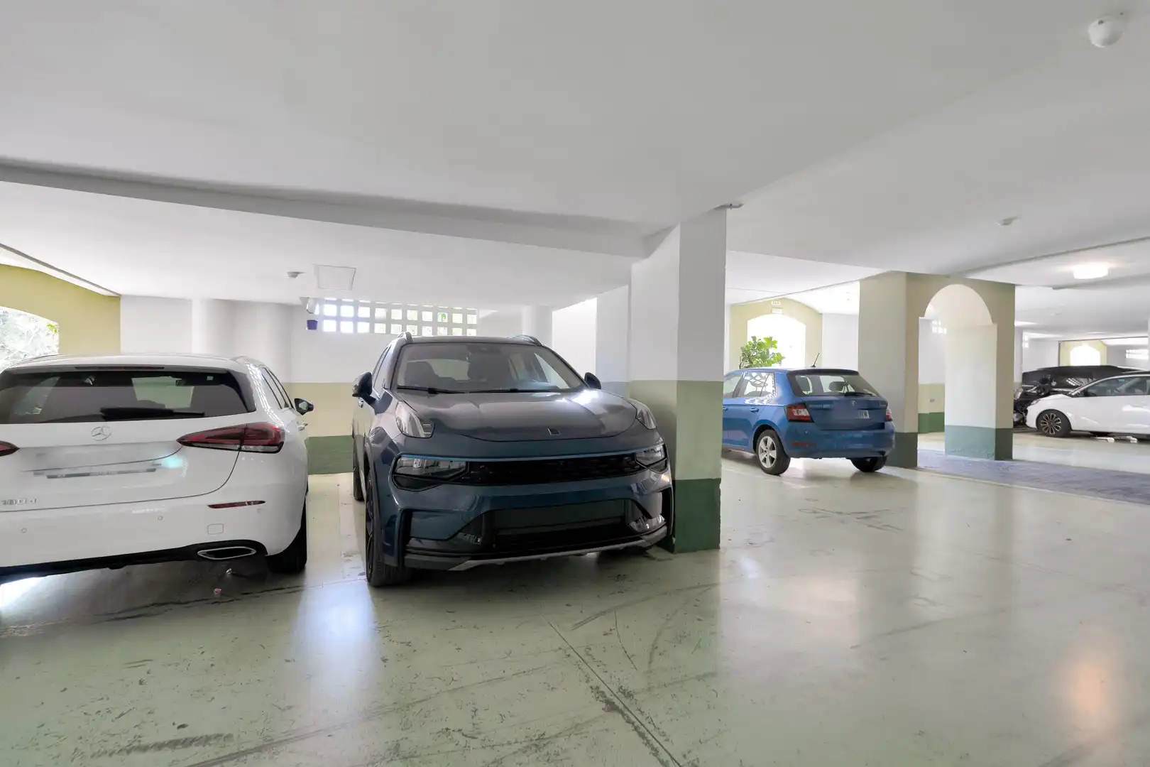 Parking de Ático de alquiler en Marbella con Aire acondicionado, Calefacción y Jardín privado