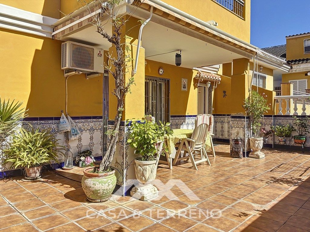 Terrassa de Casa adosada en venda en Vélez-Málaga amb Aire condicionat, Piscina i Microones