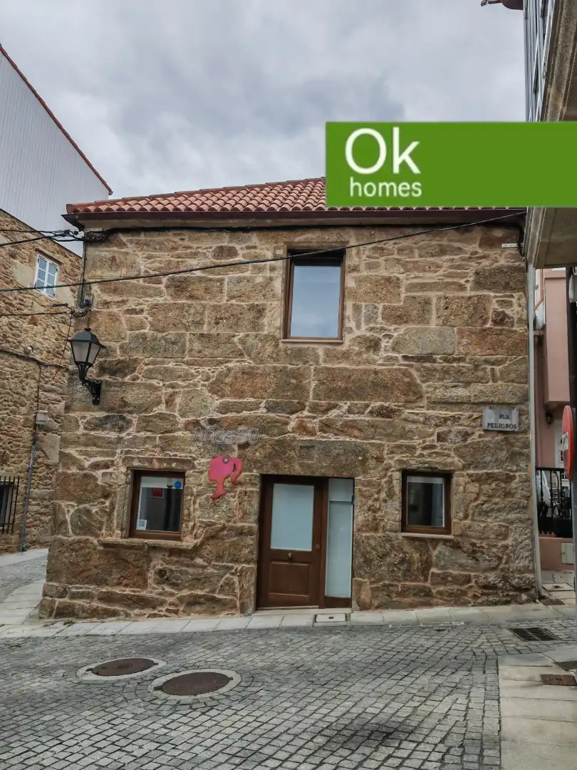 Vista exterior de Casa adosada en venda en Corcubión amb Calefacció, Terrassa i Moblat