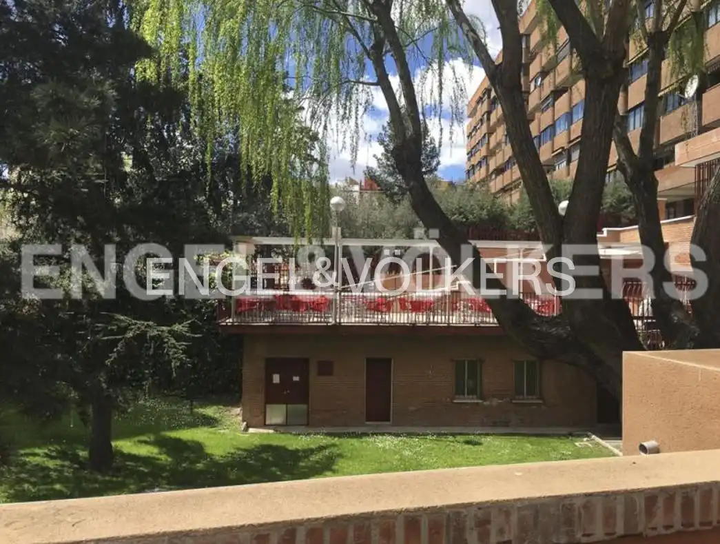 Vista exterior de Pis de lloguer en Madrid amb Aire condicionat, Calefacció i Jardí privat
