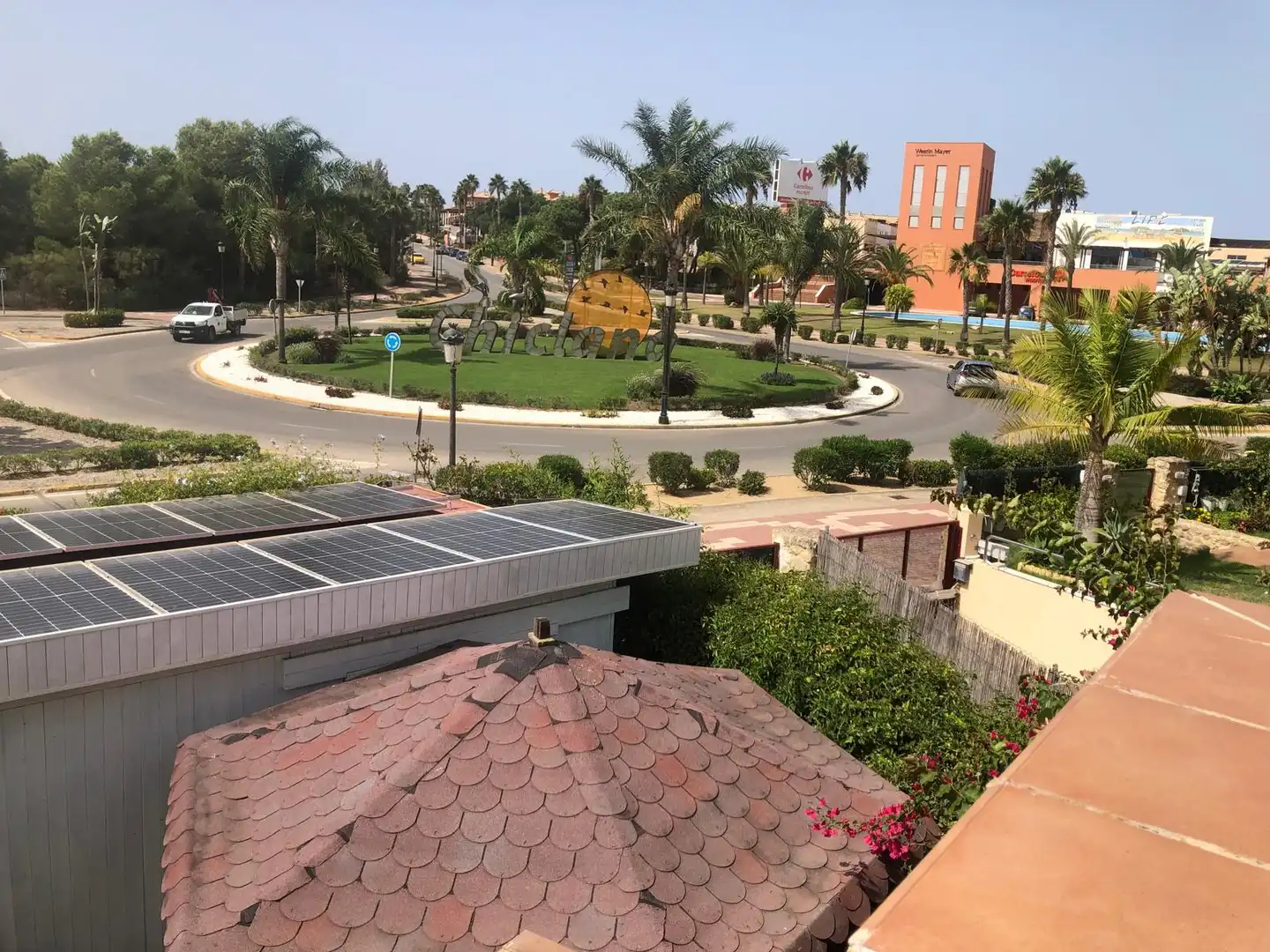 Vista exterior de Casa o xalet en venda en Chiclana de la Frontera amb Aire condicionat, Calefacció i Jardí privat