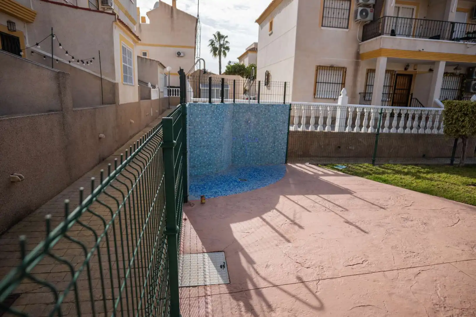 Schwimmbecken von Einfamilien-Reihenhaus zum Verkauf in Orihuela mit Klimaanlage, Heizung und Terrasse