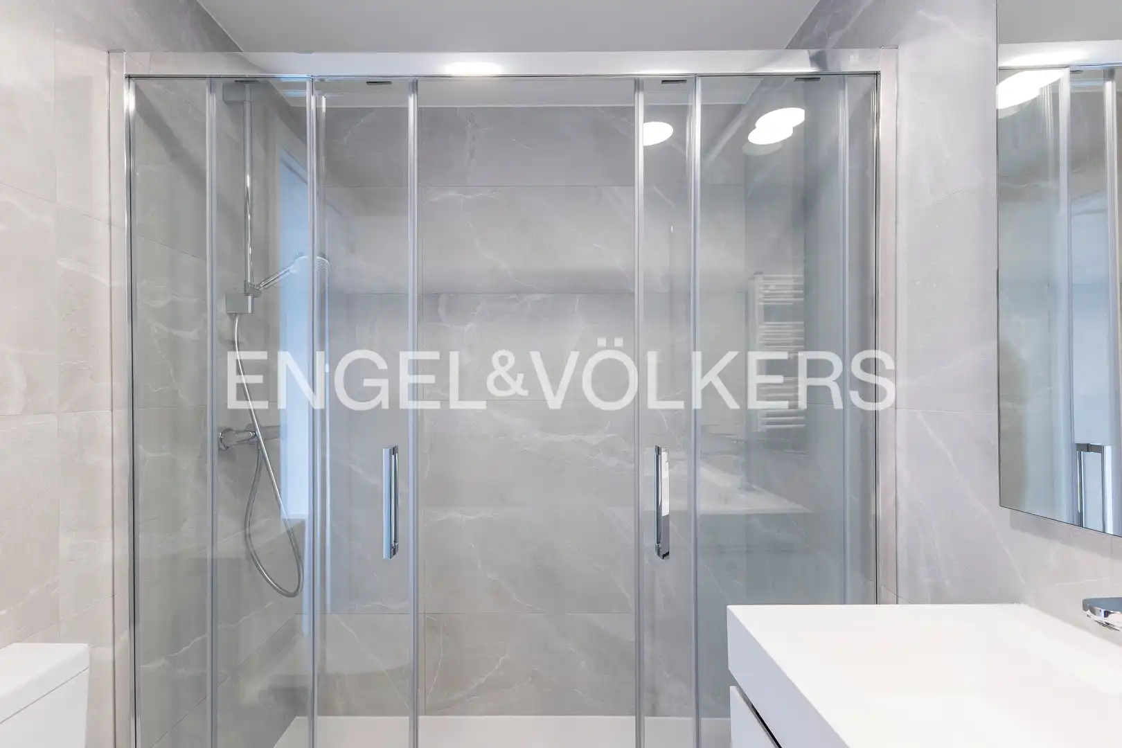 Bathroom of Flat for rent in Madrid  with Air Conditioner, Heating and Storage room