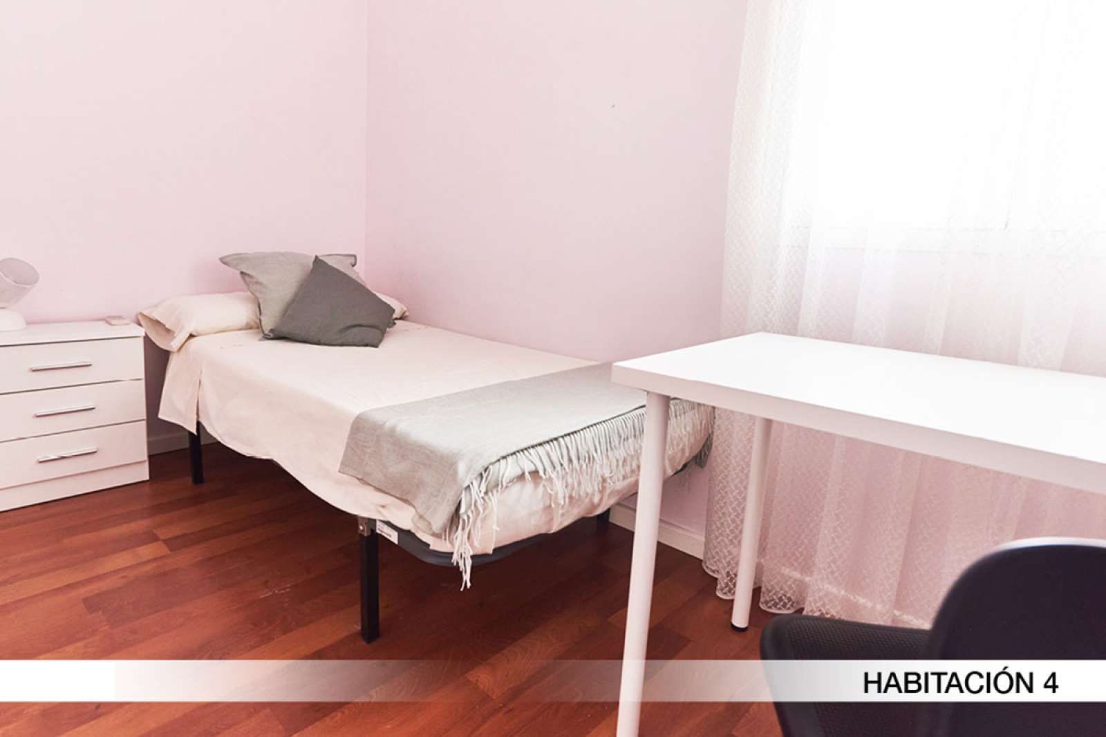 Bedroom of Flat to share in  Sevilla Capital  with Air Conditioner and Terrace