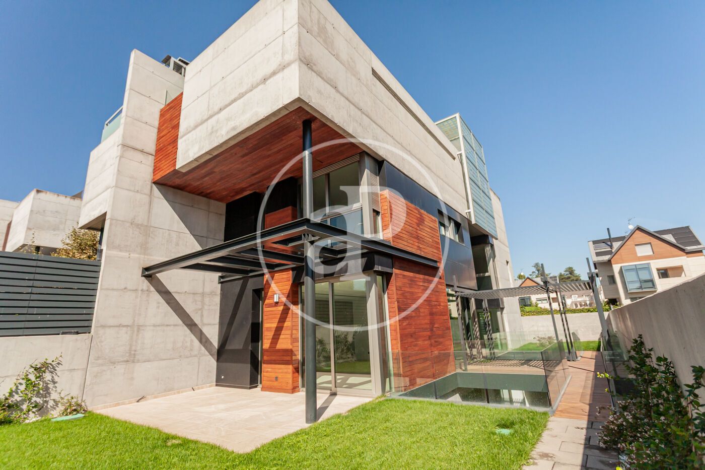 Vista exterior de Casa adosada en venta en  Madrid Capital con Calefacción, Jardín privado y Terraza