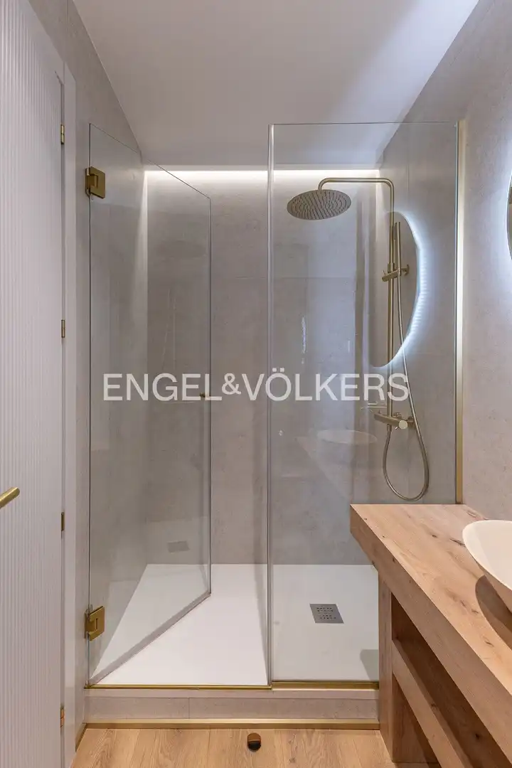 Bathroom of Flat for sale in Madrid  with Air Conditioner, Heating and Furnished