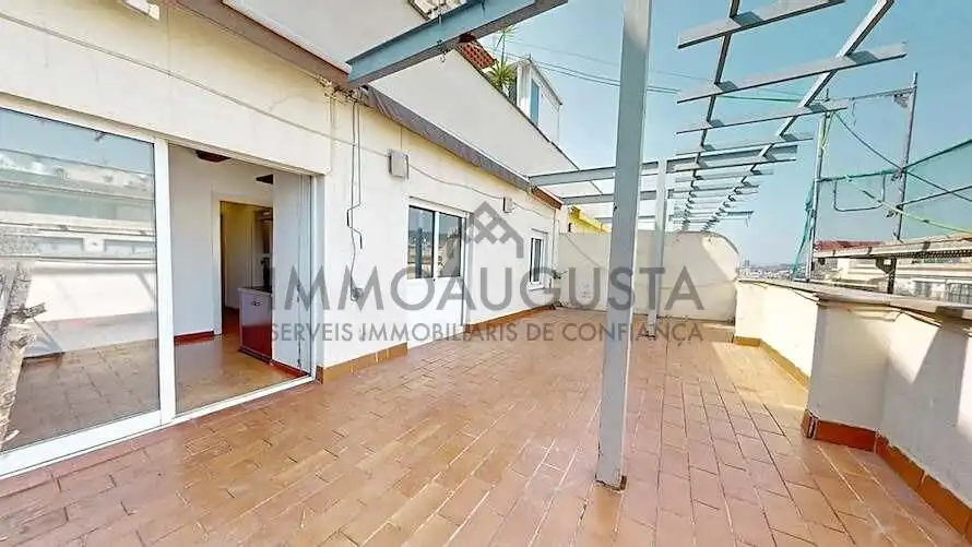 Vista exterior de Pis en venda en Barcelona amb Parquet i Terrassa