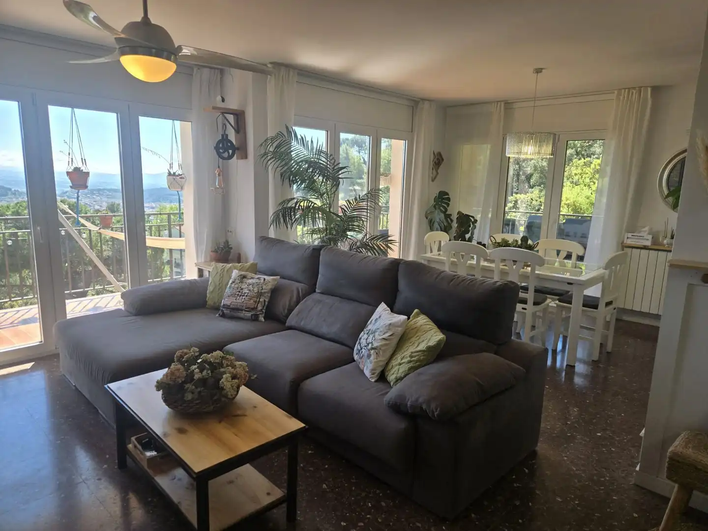 Sala d'estar de Casa o xalet en venda en Castellar del Vallès amb Jardí privat