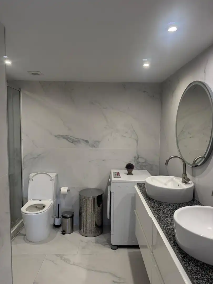 Baño de Apartamento de alquiler en Marbella con Aire acondicionado, Terraza y Piscina