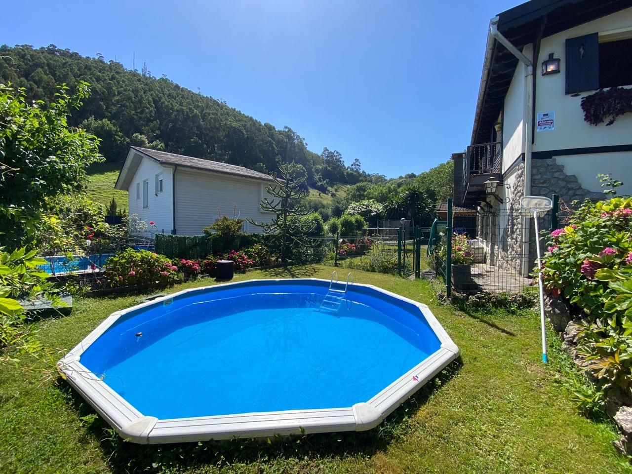 Piscina de Casa o xalet en venda en Castro-Urdiales amb Calefacció, Jardí privat i Terrassa
