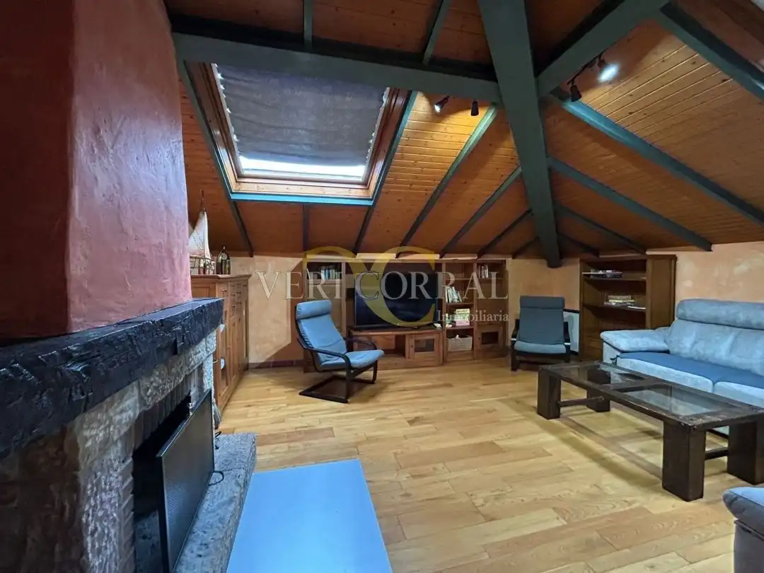 Sala d'estar de Casa adosada en venda en Llanes amb Calefacció i Moblat