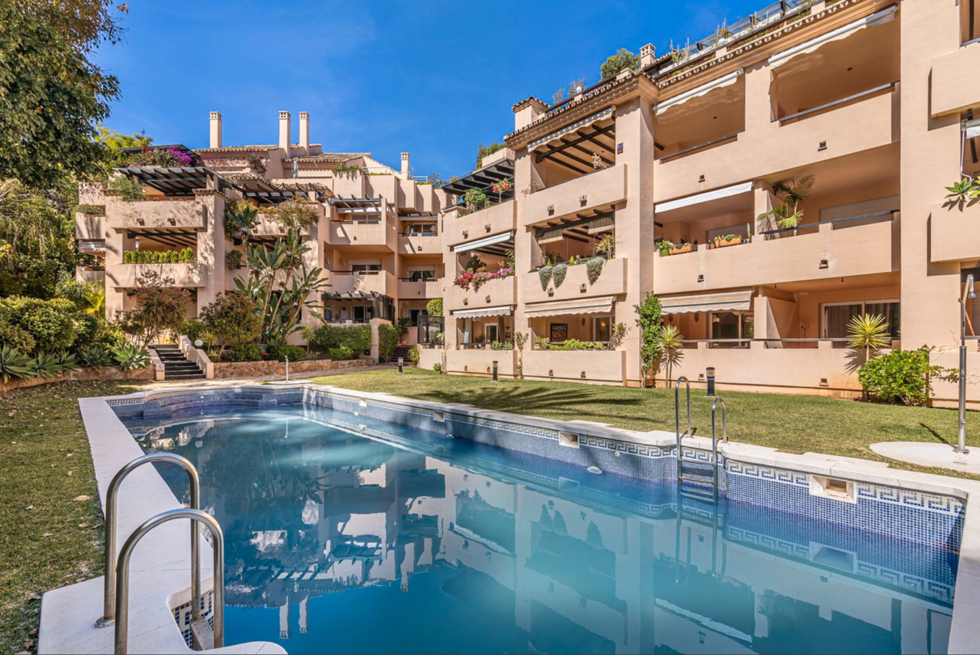 Vista exterior de Apartament en venda en Marbella amb Aire condicionat, Terrassa i Traster