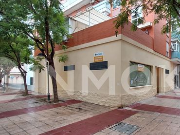Locale commerciale in affitto a Calle Cisne S/N