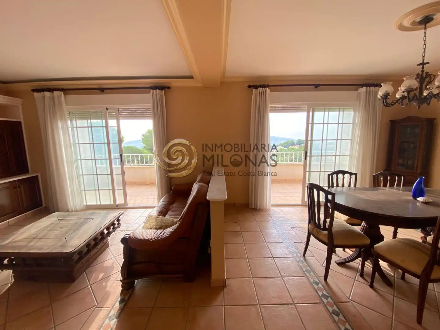 Sala d'estar de Casa o xalet en venda en La Nucia amb Jardí privat, Terrassa i Moblat