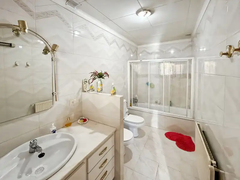 Bathroom of Houses for sale in Borrassà  with Air Conditioner, Heating and Terrace