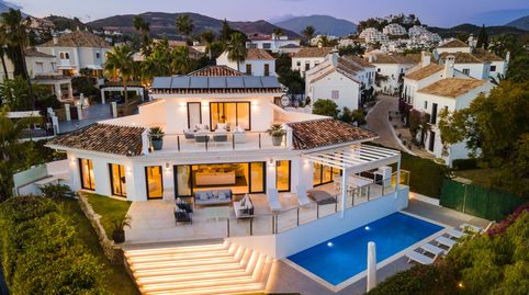 Vistas al mar impresionantes y espacios recreativos Villa Familiar reformada en el Valle del Golf de Nueva Andalucia