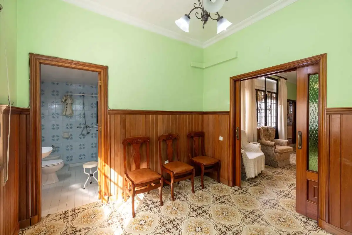 Casa adosada en venda en Dos Hermanas amb Aire condicionat, Calefacció i Jardí privat