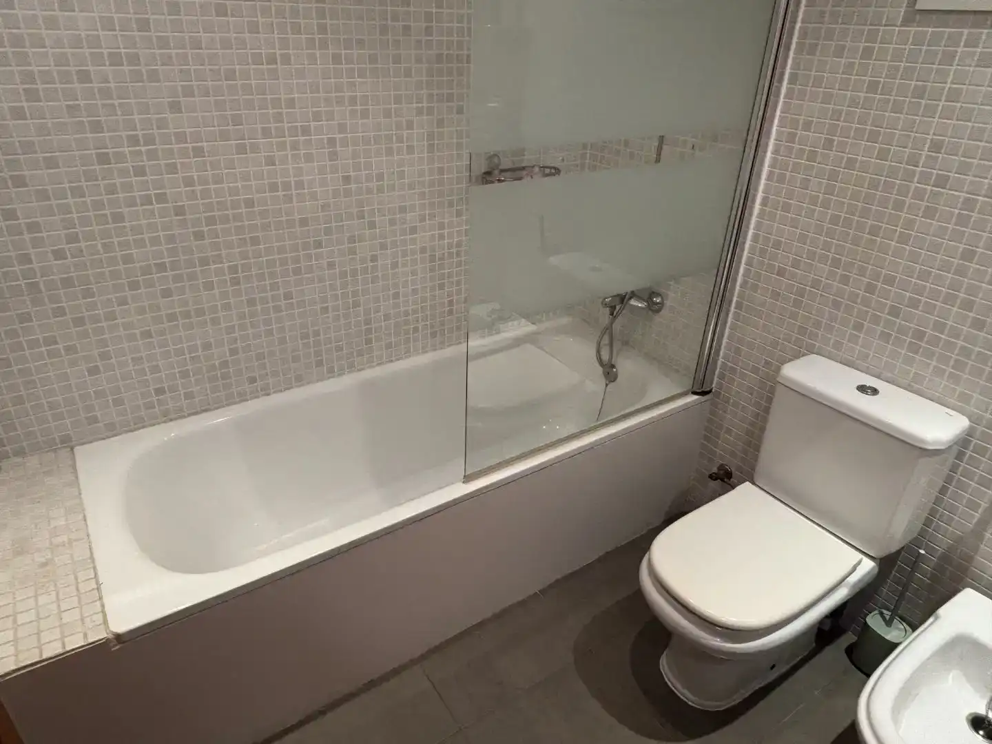 Baño de Casa adosada en venta en Cornellà de Llobregat con Aire acondicionado, Jardín privado y Parquet
