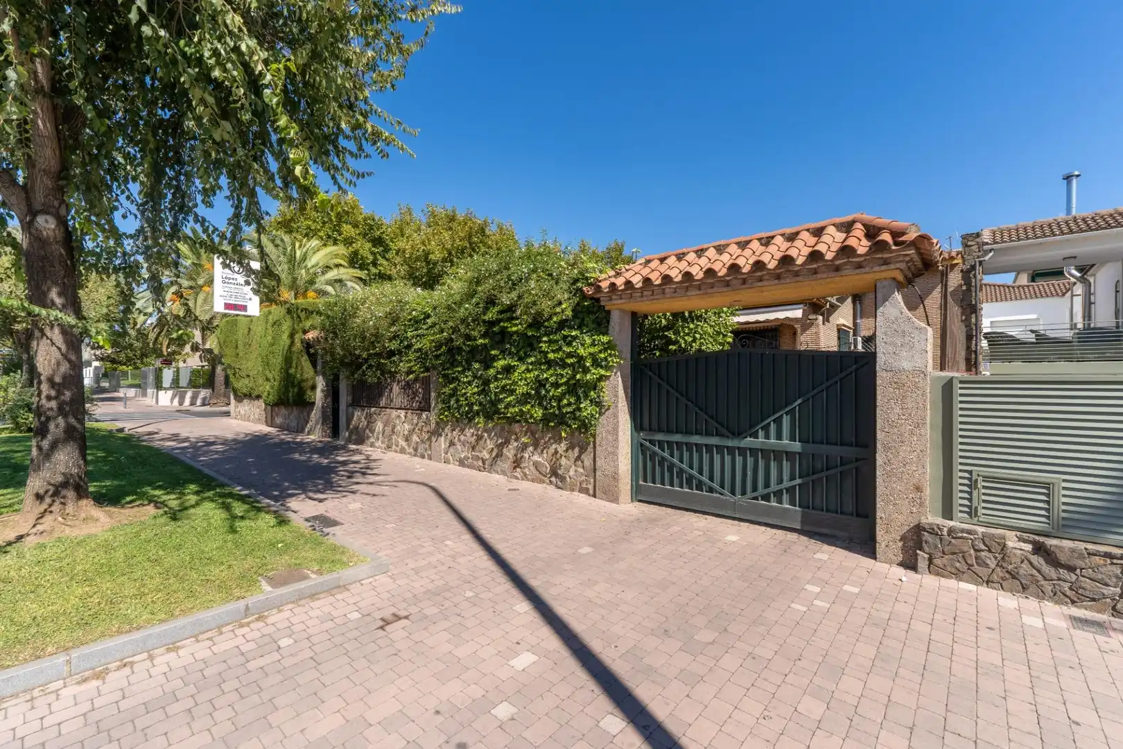 Vista exterior de Casa o xalet en venda en Córdoba amb Aire condicionat, Calefacció i Jardí privat