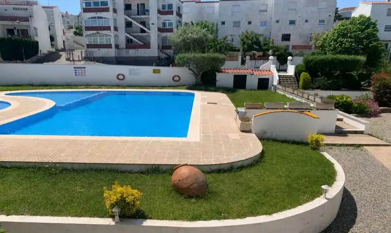 Piscina de Pis en venda en Roses amb Calefacció, Jardí privat i Moblat