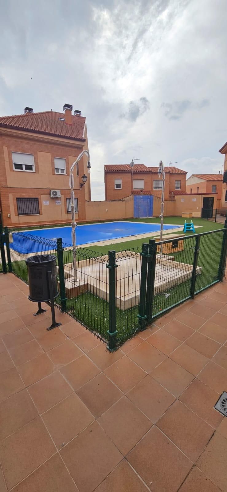 Swimming pool of Planta baja for sale in El Viso de San Juan