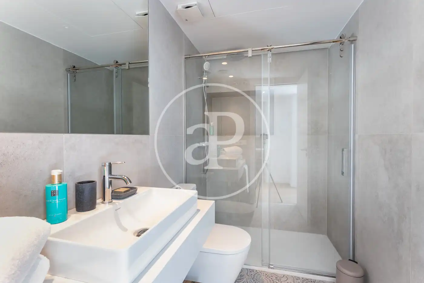 Appartamento con terrazza in affitto a Trav. de Dalt, imagen 47