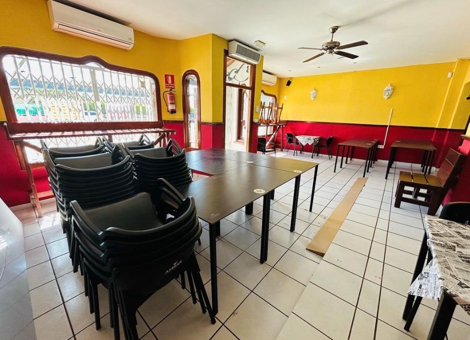 Premises for sale in Dénia  with Air Conditioner, Terrace and Furnished