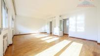 Living room of Flat to rent in  Madrid Capital  with Air Conditioner, Heating and Parquet flooring